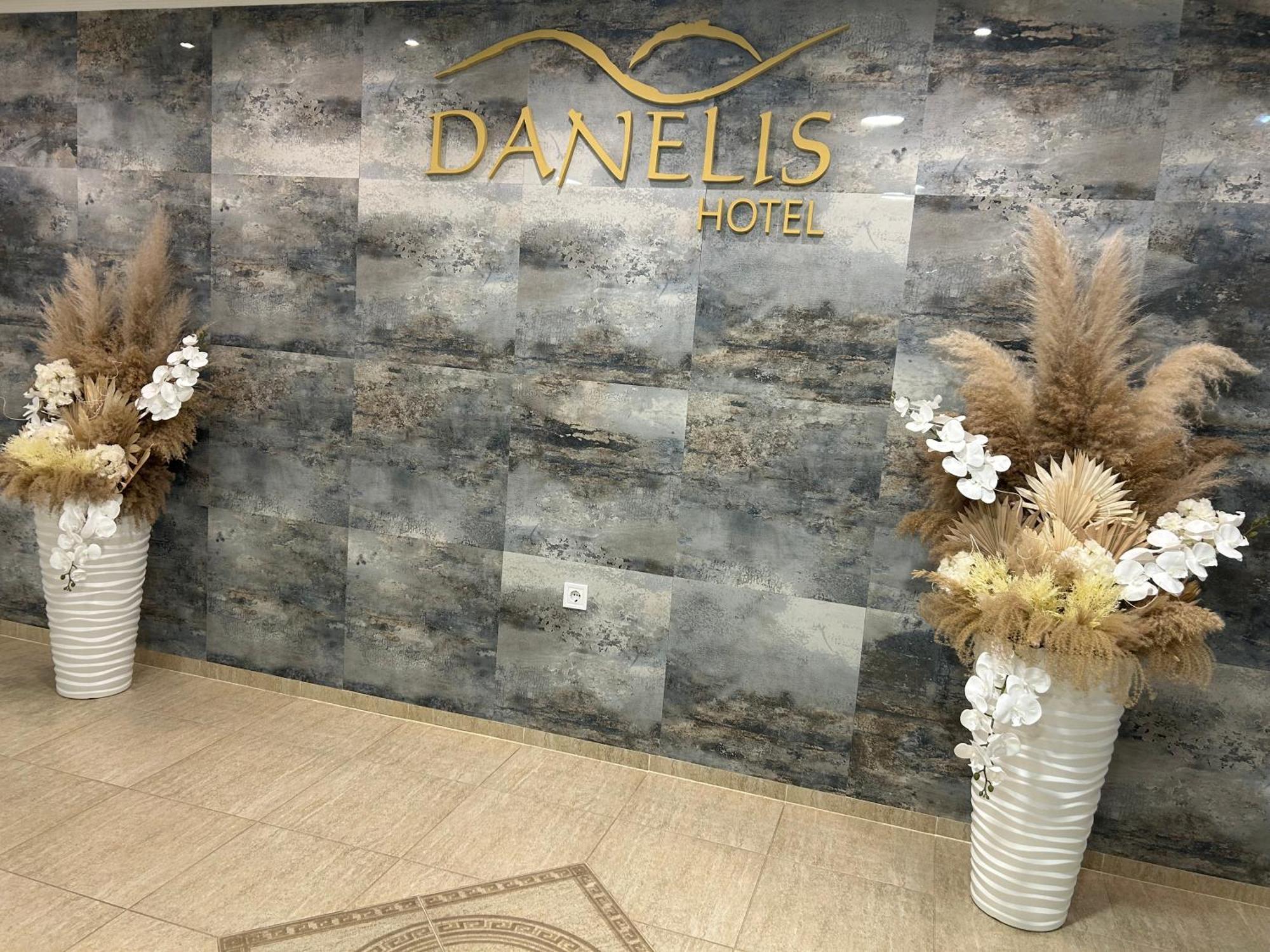 Danelis Hotel Edeleny Exterior photo