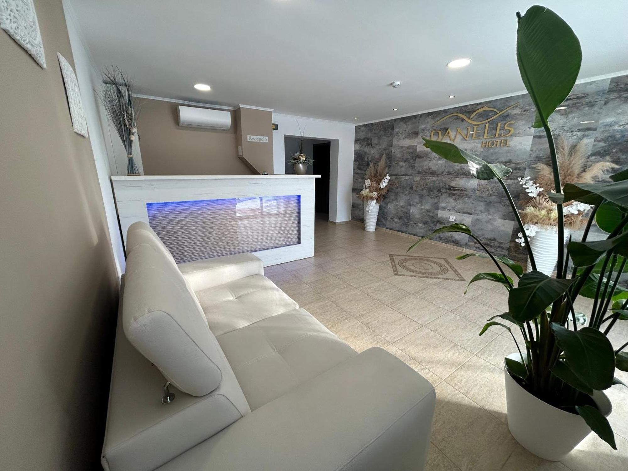 Danelis Hotel Edeleny Exterior photo